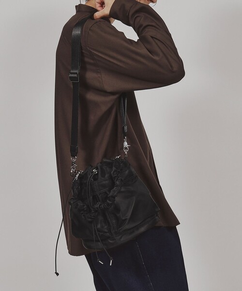 tk.TAKEO KIKUCHI（ティーケータケオキクチ）の「◆ドロストヘルメットバッグ（ショルダーバッグ・メンズ・ブラック系/グレー系その他/ブラック・00）」の4枚目の写真