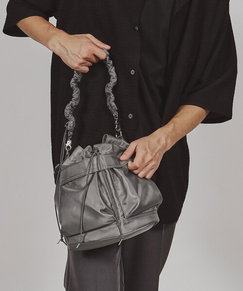 tk.TAKEO KIKUCHI（ティーケータケオキクチ）の「◆ドロストヘルメットバッグ（ショルダーバッグ・メンズ・ブラック系/グレー系その他/ブラック・00）」の11枚目の写真