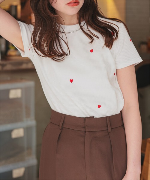titivate(ティティベイト)の「ハート柄刺繍Tシャツ(Tシャツ/カットソー・レディース・ブラック系その他/ホワイト系その他/ホワイト系その他2/ホワイト系その他3・M)」の2枚目の写真