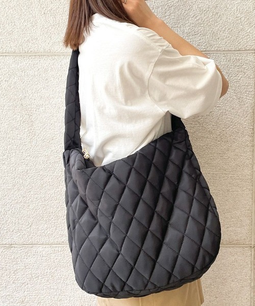 GORGE(ゴージ)の「《ふわっと軽いキルティング》レディース キルティングショルダーバッグ 大容量 軽量 トレンド 春夏秋冬(ショルダーバッグ・レディース・ブラック/オフホワイト・F)」の7枚目の写真