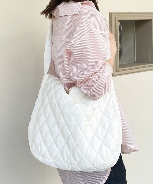 GORGE(ゴージ)の「《ふわっと軽いキルティング》レディース キルティングショルダーバッグ 大容量 軽量 トレンド 春夏秋冬(ショルダーバッグ・レディース・ブラック/オフホワイト・F)」の9枚目の写真
