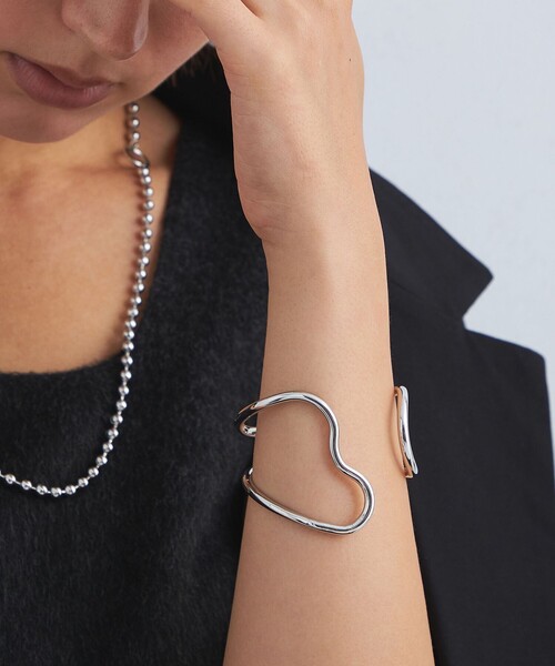 green label relaxing（グリーンレーベルリラクシング）の「アシンメトリー Wライン バングル（バングル/リストバンド・レディース・ゴールド/シルバー・FREE）」の2枚目の写真