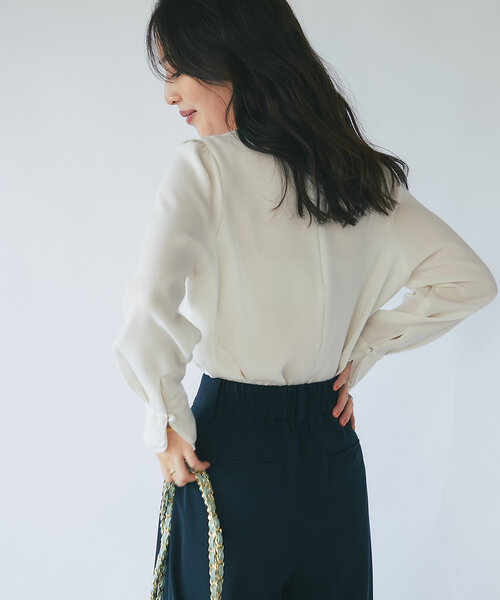 La boutique BonBon(ラブティックボンボン)の「クルーネックメローブラウス(シャツ/ブラウス・レディース・ライトベージュ/オフホワイト・FREE)」の6枚目の写真