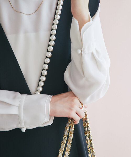 La boutique BonBon(ラブティックボンボン)の「クルーネックメローブラウス(シャツ/ブラウス・レディース・ライトベージュ/オフホワイト・FREE)」の18枚目の写真