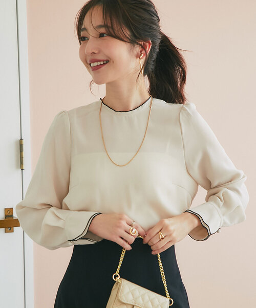 La boutique BonBon(ラブティックボンボン)の「クルーネックメローブラウス(シャツ/ブラウス・レディース・ライトベージュ/オフホワイト・FREE)」の21枚目の写真