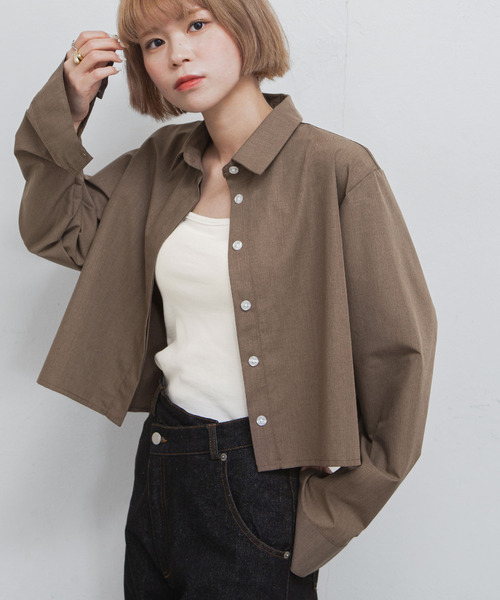 Chillfar(チルファー)の「ベーシックカラークロップドシャツ(シャツ/ブラウス・レディース・ピンク/ブルー/グレー/ブラウン/ネイビー/ホワイト/グレイッシュベージュ・FREE)」の4枚目の写真