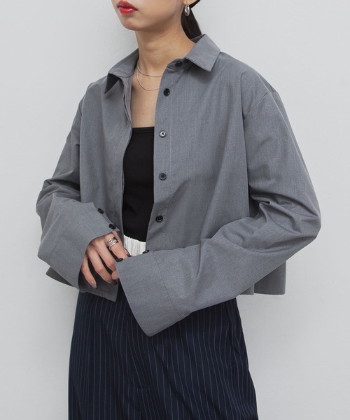 Chillfar(チルファー)の「ベーシックカラークロップドシャツ(シャツ/ブラウス・レディース・ピンク/ブルー/グレー/ブラウン/ネイビー/ホワイト/グレイッシュベージュ・FREE)」の3枚目の写真