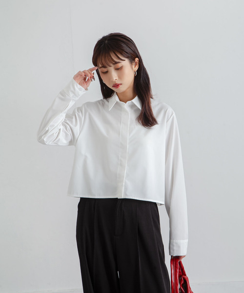 Chillfar(チルファー)の「ベーシックカラークロップドシャツ(シャツ/ブラウス・レディース・ピンク/ブルー/グレー/ブラウン/ネイビー/ホワイト/グレイッシュベージュ・FREE)」の15枚目の写真