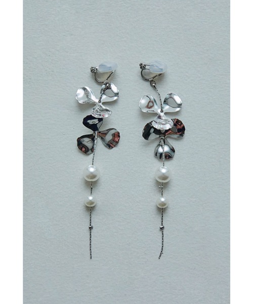 niana（ニアナ）の「ロングメタルフラワーパールイヤリング 結婚式 お呼ばれ フォーマル オケージョン ゴールド シルバー ホワイト 大ぶり ロング 花 華やか（イヤリング・レディース・シルバー/ゴールド・FREE）」の13枚目の写真
