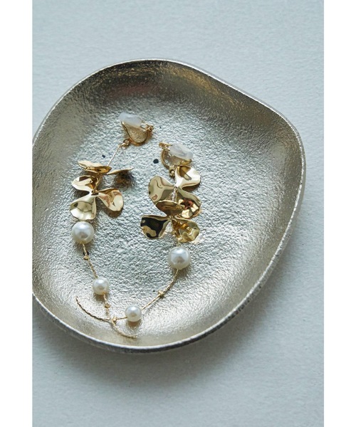 niana（ニアナ）の「ロングメタルフラワーパールイヤリング 結婚式 お呼ばれ フォーマル オケージョン ゴールド シルバー ホワイト 大ぶり ロング 花 華やか（イヤリング・レディース・シルバー/ゴールド・FREE）」の10枚目の写真