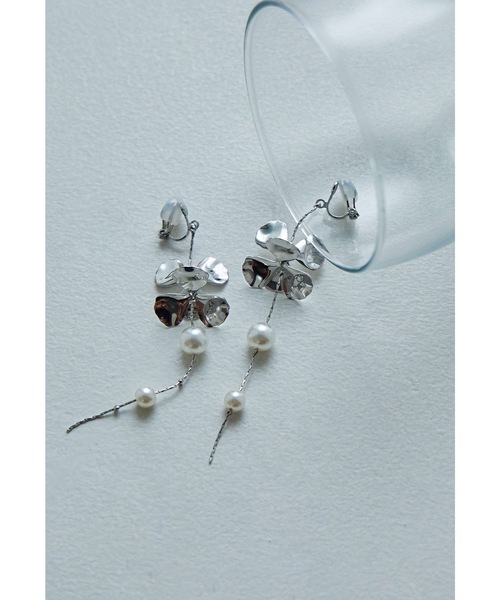 niana（ニアナ）の「ロングメタルフラワーパールイヤリング 結婚式 お呼ばれ フォーマル オケージョン ゴールド シルバー ホワイト 大ぶり ロング 花 華やか（イヤリング・レディース・シルバー/ゴールド・FREE）」の11枚目の写真