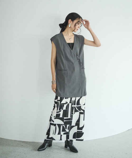 AIC.（エーアイシー）の「バックオーガンジージレベスト（ベスト・レディース・チャコールグレー/グレイッシュベージュ・FREE）」の4枚目の写真