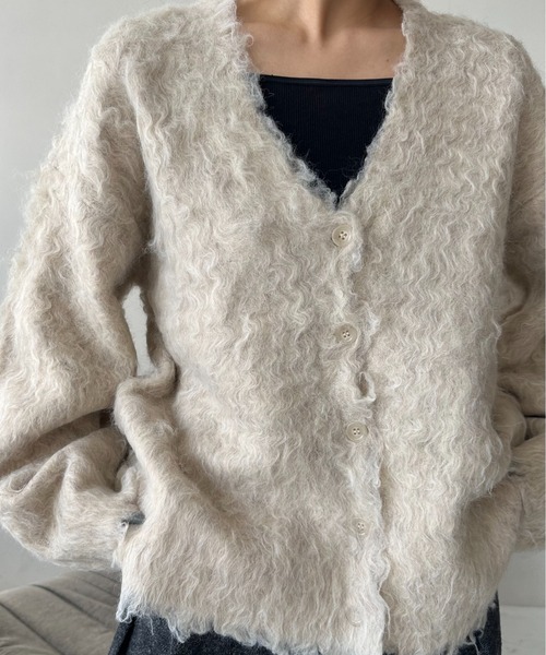 Amiur(エミレ)の「shaggy v neck cardigan / シャギーvネックカーディガン(カーディガン/ボレロ・レディース・グリーン/アイボリー/チャコール・FREE)」の2枚目の写真