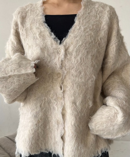 Amiur(エミレ)の「shaggy v neck cardigan / シャギーvネックカーディガン(カーディガン/ボレロ・レディース・グリーン/アイボリー/チャコール・FREE)」の5枚目の写真