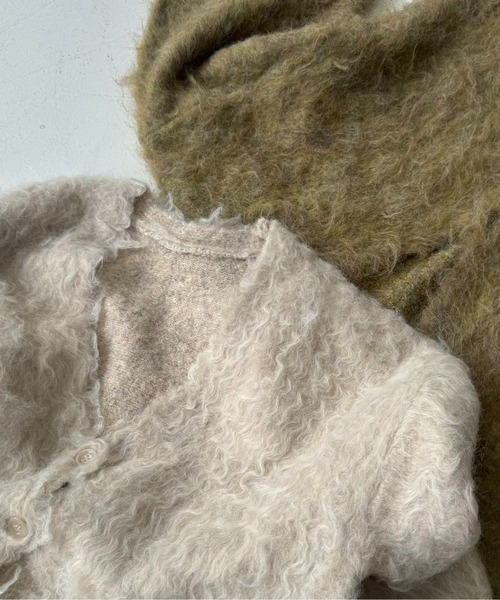 Amiur(エミレ)の「shaggy v neck cardigan / シャギーvネックカーディガン(カーディガン/ボレロ・レディース・グリーン/アイボリー/チャコール・FREE)」の18枚目の写真