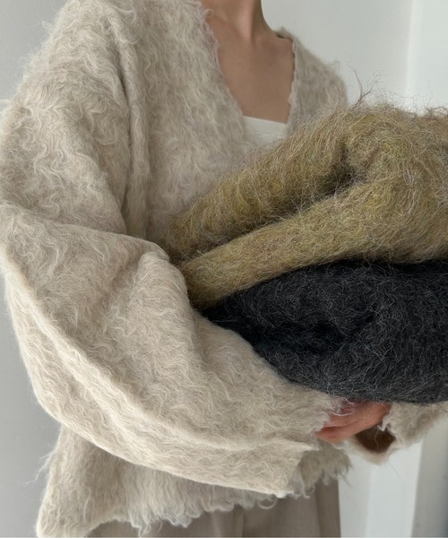 Amiur(エミレ)の「shaggy v neck cardigan / シャギーvネックカーディガン(カーディガン/ボレロ・レディース・グリーン/アイボリー/チャコール・FREE)」の17枚目の写真