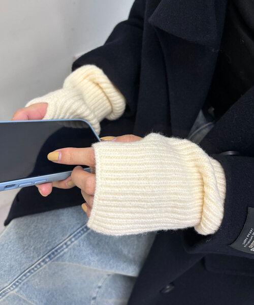 SHENERY（シーナリー）の「配色ラインアームウォーマー（その他小物・レディース・アイボリー/ブラック/グレー・FREE）」の2枚目の写真