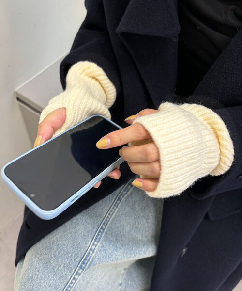 SHENERY（シーナリー）の「配色ラインアームウォーマー（その他小物・レディース・アイボリー/ブラック/グレー・FREE）」の6枚目の写真