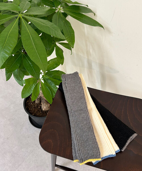 SHENERY（シーナリー）の「配色ラインアームウォーマー（その他小物・レディース・アイボリー/ブラック/グレー・FREE）」の7枚目の写真