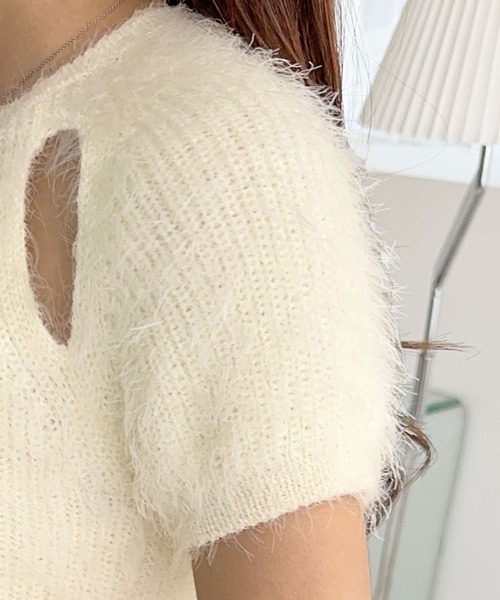 mily bilet（ミウィビレット）の「【mily bilet】ふんわり大人ガーリーな雰囲気を。胸刺繍肩スリット半袖シャギーニットプルオーバー（ニット/セーター・レディース・チャコールグレー/アイボリー/ライトグレー・MEDIUM/LARGE/SMALL/X-LARGE）」の4枚目の写真