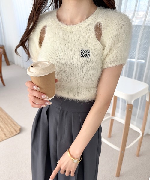 mily bilet（ミウィビレット）の「【mily bilet】ふんわり大人ガーリーな雰囲気を。胸刺繍肩スリット半袖シャギーニットプルオーバー（ニット/セーター・レディース・チャコールグレー/アイボリー/ライトグレー・MEDIUM/LARGE/SMALL/X-LARGE）」の6枚目の写真