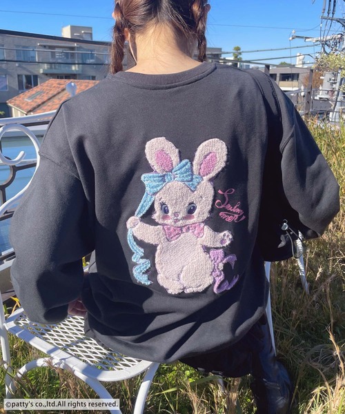 AS KNOW AS plus（アズノゥアズプラス）の「◇アクリルキーホルダー付き SWIMMER スウェットプルオーバー【SWIMMER/スイマー】（スウェット・レディース・ピンク/スミクロ/オートミール/グレー系/サックスブルー系/ベージュ系/アイボリー系・FREE）」の2枚目の写真