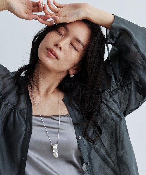 GALLEST(ギャレスト)の「袖シャーリングシアーローンブラウス(シャツ/ブラウス・レディース・グリーン系/イエロー系その他/ホワイト/チャコールグレー・38)」の2枚目の写真