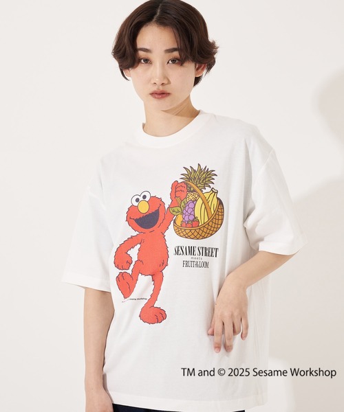 FRUIT OF THE LOOM（フルーツオブザルーム）の「SESAME STREET×FTL Illust T-Shirt F / コラボ / セサミストリート / 半袖 / 前面 / キャラクター / イラスト / プリント / ワンポイント / ロゴ / ユニセックス（Tシャツ/カットソー・メンズ・ホワイト/ブラック・S/M/L）」の2枚目の写真