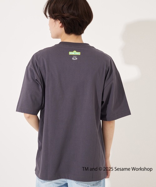 FRUIT OF THE LOOM（フルーツオブザルーム）の「SESAME STREET×FTL Illust T-Shirt F / コラボ / セサミストリート / 半袖 / 前面 / キャラクター / イラスト / プリント / ワンポイント / ロゴ / ユニセックス（Tシャツ/カットソー・メンズ・ホワイト/ブラック・S/M/L）」の4枚目の写真