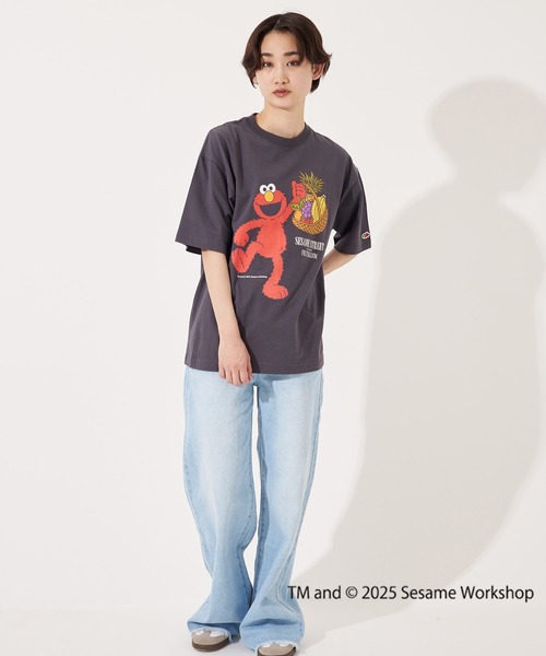 FRUIT OF THE LOOM（フルーツオブザルーム）の「SESAME STREET×FTL Illust T-Shirt F / コラボ / セサミストリート / 半袖 / 前面 / キャラクター / イラスト / プリント / ワンポイント / ロゴ / ユニセックス（Tシャツ/カットソー・メンズ・ホワイト/ブラック・S/M/L）」の6枚目の写真
