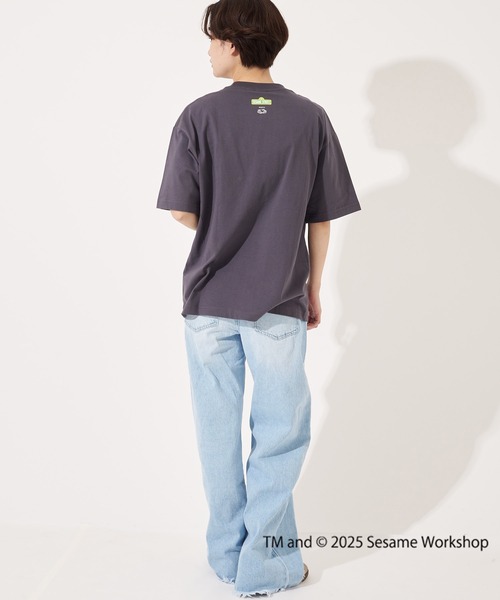FRUIT OF THE LOOM（フルーツオブザルーム）の「SESAME STREET×FTL Illust T-Shirt F / コラボ / セサミストリート / 半袖 / 前面 / キャラクター / イラスト / プリント / ワンポイント / ロゴ / ユニセックス（Tシャツ/カットソー・メンズ・ホワイト/ブラック・S/M/L）」の8枚目の写真