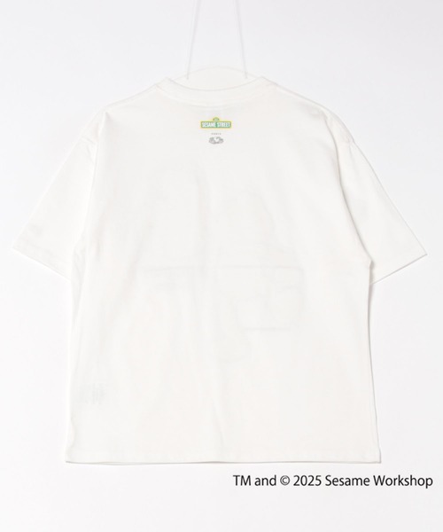 FRUIT OF THE LOOM（フルーツオブザルーム）の「SESAME STREET×FTL Illust T-Shirt F / コラボ / セサミストリート / 半袖 / 前面 / キャラクター / イラスト / プリント / ワンポイント / ロゴ / ユニセックス（Tシャツ/カットソー・メンズ・ホワイト/ブラック・S/M/L）」の11枚目の写真