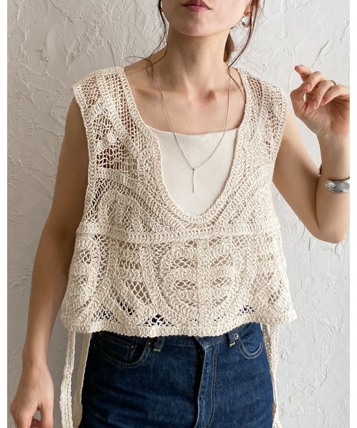 She's Closet（シーズクローゼット）の「ショート丈サイドリボン深Vネックかぎ編みクロシェベスト（ベスト・レディース・ブラック/アイボリー・FREE）」の6枚目の写真