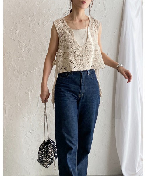 She's Closet（シーズクローゼット）の「ショート丈サイドリボン深Vネックかぎ編みクロシェベスト（ベスト・レディース・ブラック/アイボリー・FREE）」の9枚目の写真