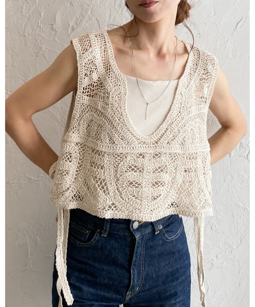She's Closet（シーズクローゼット）の「ショート丈サイドリボン深Vネックかぎ編みクロシェベスト（ベスト・レディース・ブラック/アイボリー・FREE）」の15枚目の写真