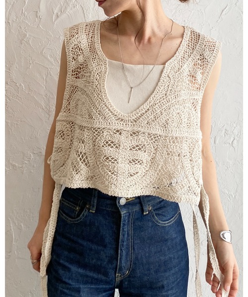 She's Closet（シーズクローゼット）の「ショート丈サイドリボン深Vネックかぎ編みクロシェベスト（ベスト・レディース・ブラック/アイボリー・FREE）」の18枚目の写真