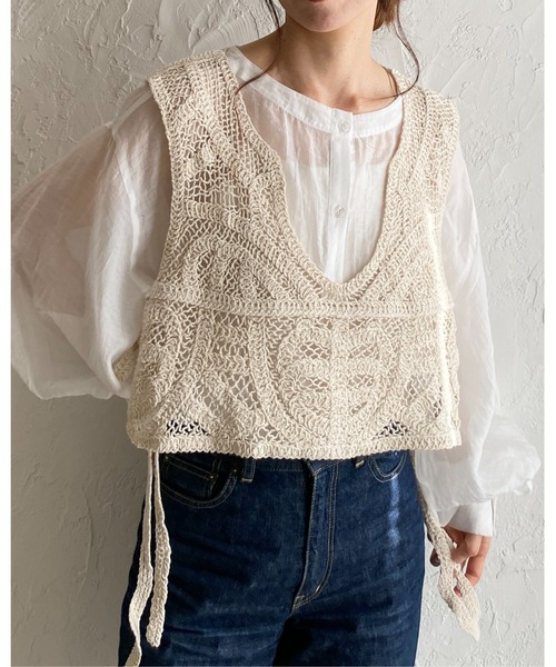 She's Closet（シーズクローゼット）の「ショート丈サイドリボン深Vネックかぎ編みクロシェベスト（ベスト・レディース・ブラック/アイボリー・FREE）」の19枚目の写真