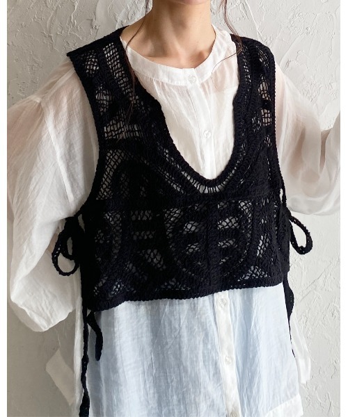She's Closet（シーズクローゼット）の「ショート丈サイドリボン深Vネックかぎ編みクロシェベスト（ベスト・レディース・ブラック/アイボリー・FREE）」の22枚目の写真