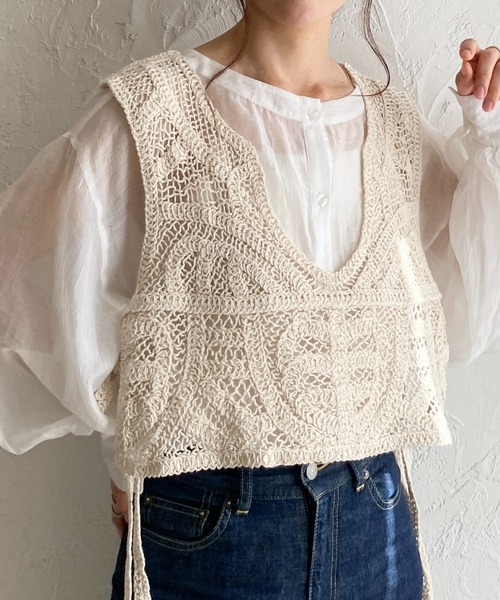 She's Closet（シーズクローゼット）の「ショート丈サイドリボン深Vネックかぎ編みクロシェベスト（ベスト・レディース・ブラック/アイボリー・FREE）」の4枚目の写真