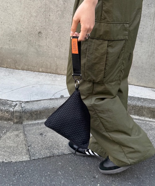 UNIVERSAL OVERALL(ユニバーサルオーバーオール)の「【UNIVERSAL OVERALL】UO トライアングルメッシュショルダー SUVO-020(ショルダーバッグ・レディース・ブラック/サックスブルー/チャコールグレー/ライム/ホワイト・FREE)」の2枚目の写真