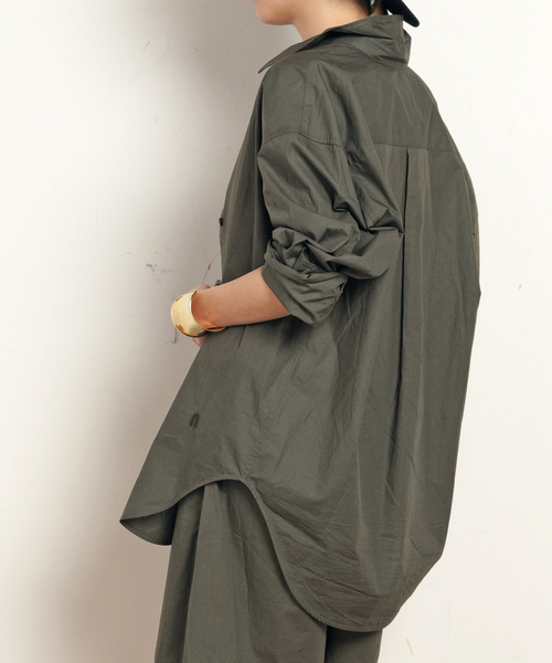 AP STUDIO（エーピーストゥディオ）の「【TEURN STUDIOS/ターンスタジオ】Relaxed-fit poplin shirt（シャツ/ブラウス・レディース・カーキ・FREE）」の2枚目の写真