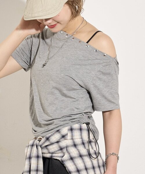 WHO'S WHO gallery（フーズフーギャラリー）の「ワンオフショルスタッズドロストTEE（Tシャツ/カットソー・レディース・グレー/ホワイト/ブラック/ホワイト系その他/ブラウン/ネイビー・FREE）」の4枚目の写真