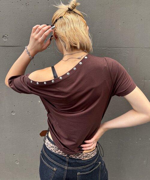 WHO'S WHO gallery（フーズフーギャラリー）の「ワンオフショルスタッズドロストTEE（Tシャツ/カットソー・レディース・グレー/ホワイト/ブラック/ホワイト系その他/ブラウン/ネイビー・FREE）」の13枚目の写真