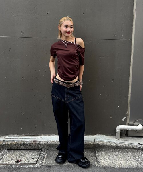 WHO'S WHO gallery（フーズフーギャラリー）の「ワンオフショルスタッズドロストTEE（Tシャツ/カットソー・レディース・グレー/ホワイト/ブラック/ホワイト系その他/ブラウン/ネイビー・FREE）」の14枚目の写真