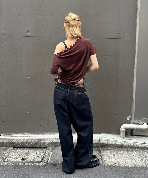 WHO'S WHO gallery（フーズフーギャラリー）の「ワンオフショルスタッズドロストTEE（Tシャツ/カットソー・レディース・グレー/ホワイト/ブラック/ホワイト系その他/ブラウン/ネイビー・FREE）」の15枚目の写真