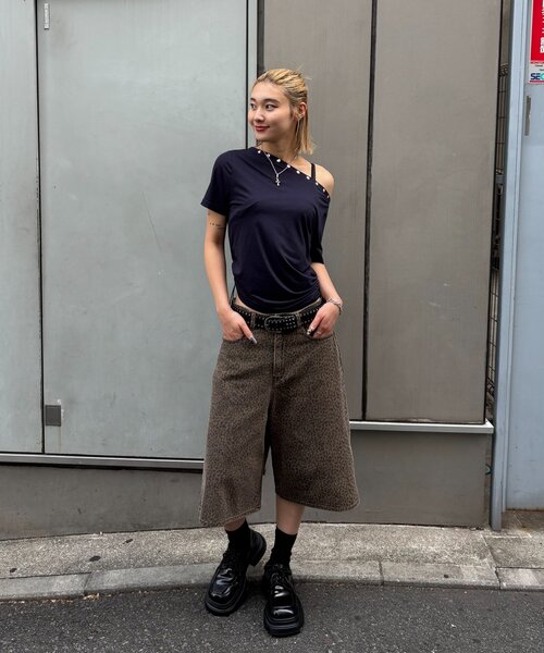 WHO'S WHO gallery（フーズフーギャラリー）の「ワンオフショルスタッズドロストTEE（Tシャツ/カットソー・レディース・グレー/ホワイト/ブラック/ホワイト系その他/ブラウン/ネイビー・FREE）」の18枚目の写真