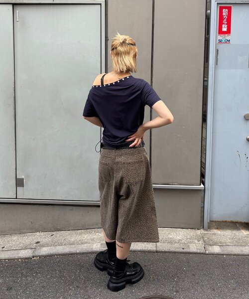 WHO'S WHO gallery（フーズフーギャラリー）の「ワンオフショルスタッズドロストTEE（Tシャツ/カットソー・レディース・グレー/ホワイト/ブラック/ホワイト系その他/ブラウン/ネイビー・FREE）」の12枚目の写真