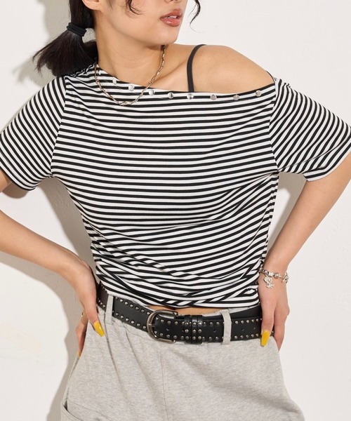 WHO'S WHO gallery（フーズフーギャラリー）の「ワンオフショルスタッズドロストTEE（Tシャツ/カットソー・レディース・グレー/ホワイト/ブラック/ホワイト系その他/ブラウン/ネイビー・FREE）」の2枚目の写真