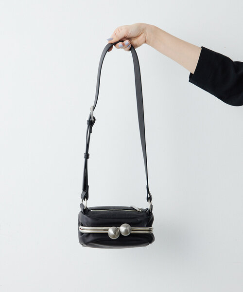 ear PAPILLONNER(イアパピヨネ)の「【kawa-kawa(カワカワ)】NO1510kuchiganeボディバッグ(ショルダーバッグ・レディース・ブラック/ブルー・FREE)」の10枚目の写真