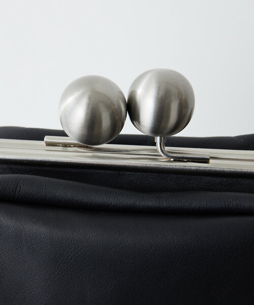 ear PAPILLONNER(イアパピヨネ)の「【kawa-kawa(カワカワ)】NO1510kuchiganeボディバッグ(ショルダーバッグ・レディース・ブラック/ブルー・FREE)」の11枚目の写真